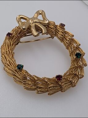 Gold-Tone Wreath Brooch with Green and Red Stones C66